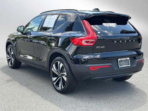 2024 Volvo XC40 B5 Plus Dark