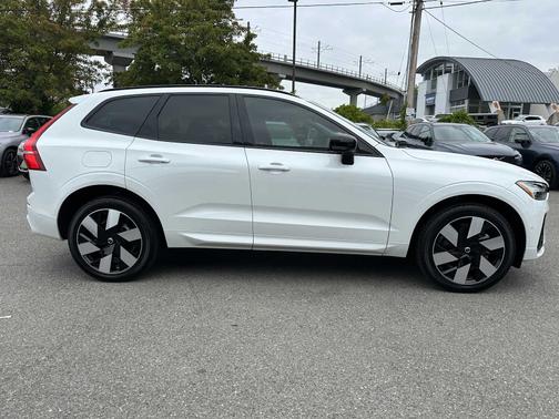 2024 Volvo XC60 Recharge Plug-In Hybrid T8 Plus Dark