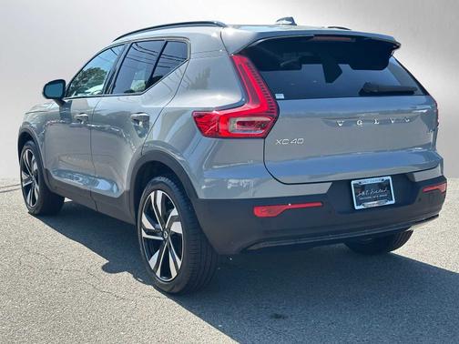 2025 Volvo XC40 B5 Plus Dark Theme