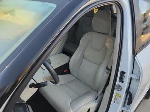 2024 Volvo XC90 T8 Ultimate Bright 7-Seater