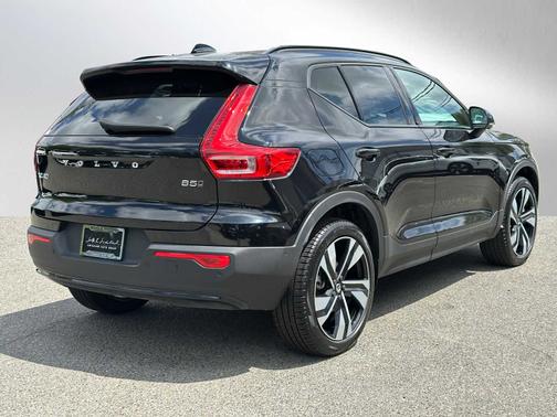 2024 Volvo XC40 B5 Plus Dark