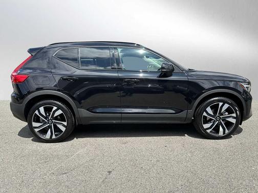 2024 Volvo XC40 B5 Plus Dark
