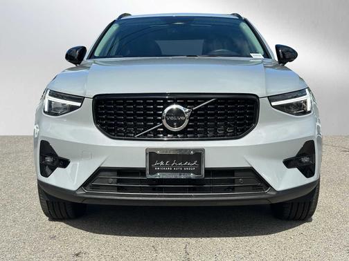 2024 Volvo XC40 B5 Plus Dark