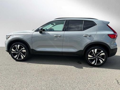 2024 Volvo XC40 B5 Plus Dark