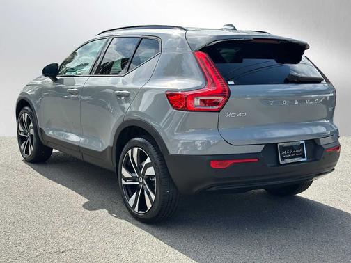 2024 Volvo XC40 B5 Plus Dark