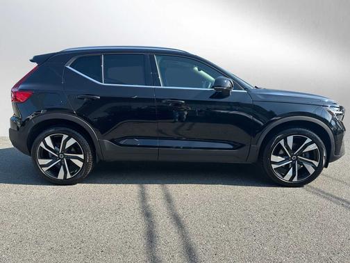 2025 Volvo XC40 B5 Plus Bright Theme