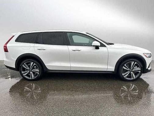 2025 Volvo V60 Cross Country Plus