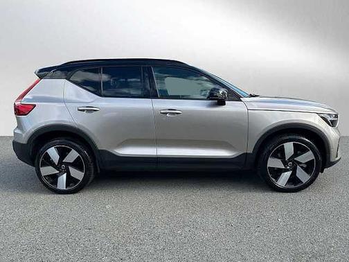 Bright Dusk 2023 Volvo XC40 Ultimate