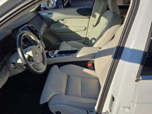 2024 Volvo XC90 Recharge Plug-In Hybrid T8 Ultimate Bright 7-Seater