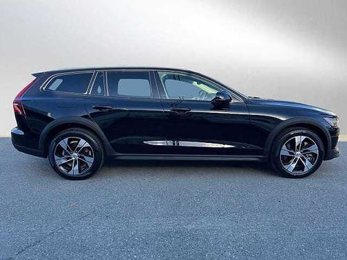 2024 Volvo V60 Cross Country Plus