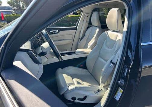 2023 Volvo XC60 B5 AWD Ultimate Bright