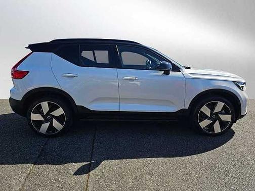 Crystal White 2023 Volvo XC40 Ultimate