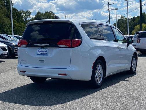 2024 Chrysler Voyager LX