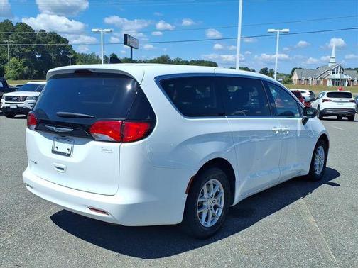 2024 Chrysler Voyager LX