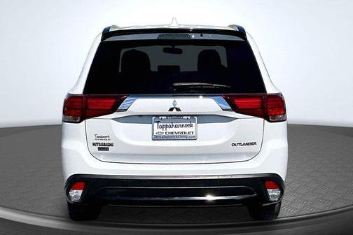 Diamond White Pearl 2018 Mitsubishi Outlander LE