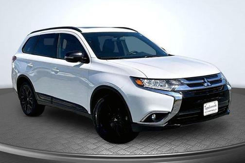 Diamond White Pearl 2018 Mitsubishi Outlander LE