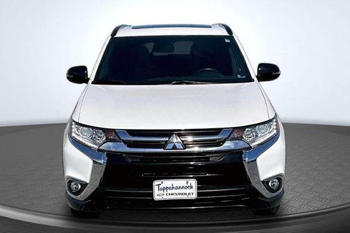 Diamond White Pearl 2018 Mitsubishi Outlander LE