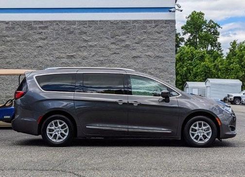 Photo 4 of 25 of 2020 Chrysler Pacifica Touring-L