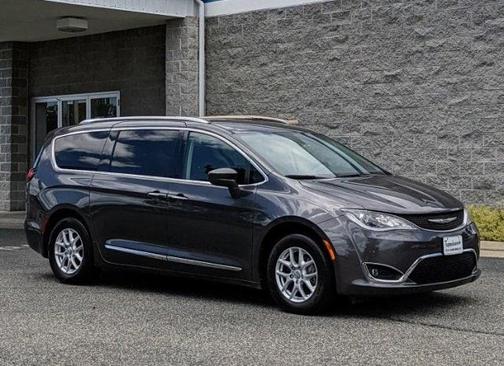 Photo 3 of 25 of 2020 Chrysler Pacifica Touring-L
