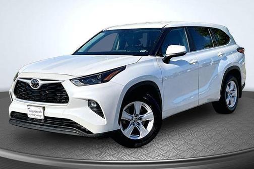 Pearl 2023 Toyota Highlander LE