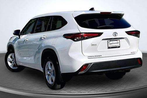 Pearl 2023 Toyota Highlander LE