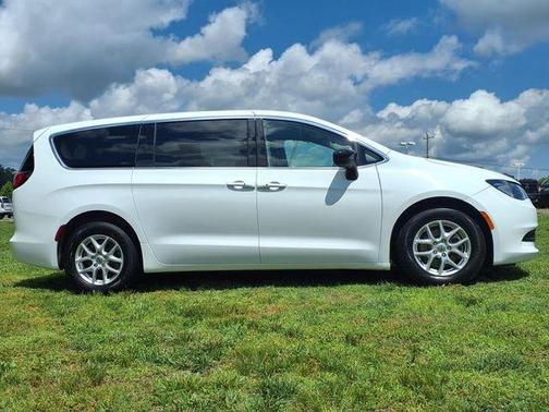 2024 Chrysler Voyager LX