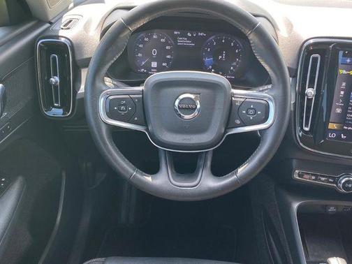 2021 Volvo XC40 T5 Momentum