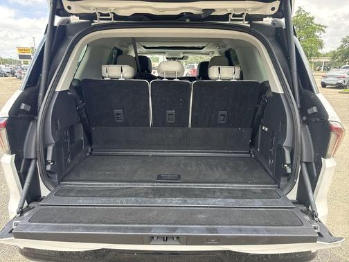 Pristine White Metallic Tri-Coat 2025 Lincoln Navigator Reserve