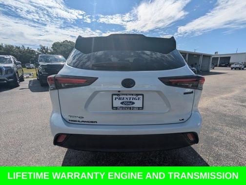 White 2024 Toyota Highlander XLE