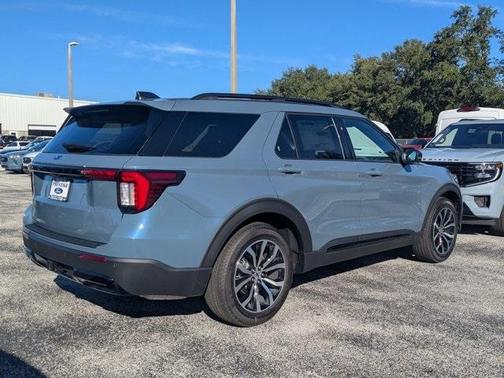 2025 Ford Explorer ST-Line