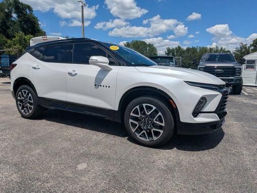 Iridescent Pearl Tricoat 2024 Chevrolet Blazer RS