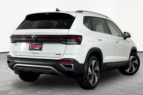 Deep Black Pearl 2025 Volkswagen Taos 1.5T SE