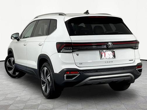 Deep Black Pearl 2025 Volkswagen Taos 1.5T SE