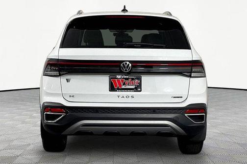 Deep Black Pearl 2025 Volkswagen Taos 1.5T SE