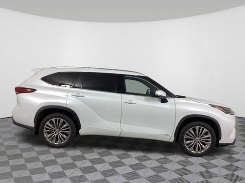 2022 Toyota Highlander Hybrid Platinum