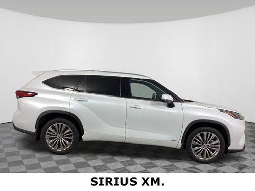 2022 Toyota Highlander Hybrid Platinum