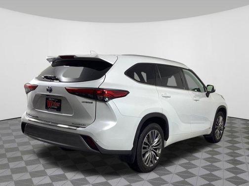 2022 Toyota Highlander Hybrid Platinum