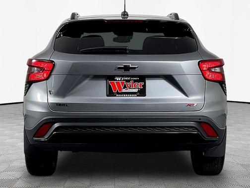 Sterling Gray Metallic 2025 Chevrolet Trax FWD 2RS