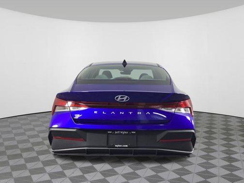 2025 Hyundai ELANTRA SE