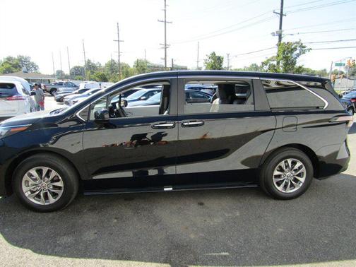 2025 Toyota Sienna XLE 8 Passenger