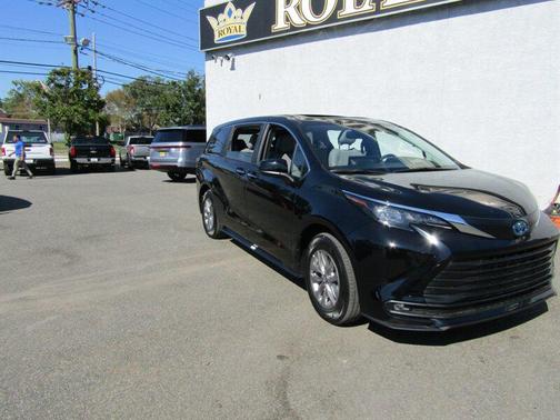 2025 Toyota Sienna XLE 8 Passenger