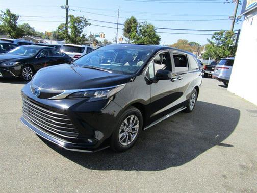 2025 Toyota Sienna XLE 8 Passenger
