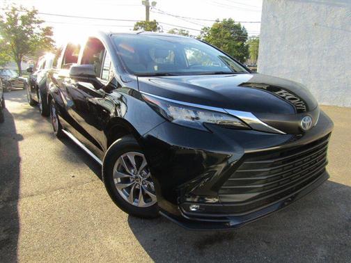 2025 Toyota Sienna XLE 8 Passenger