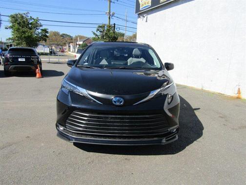 2025 Toyota Sienna XLE 8 Passenger