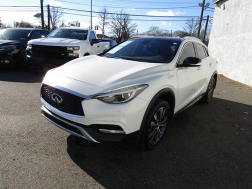 2017 INFINITI QX30 Premium