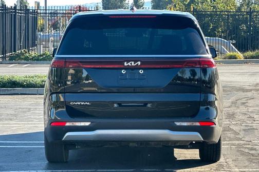 2024 Kia Carnival LX