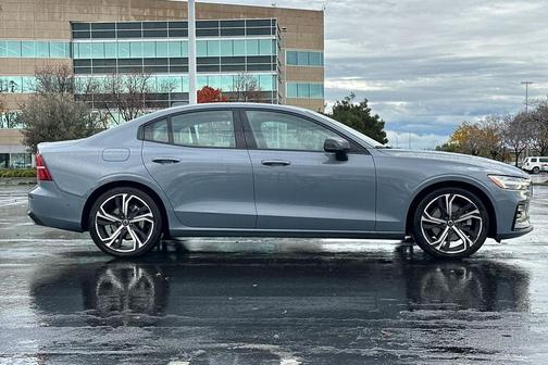 2024 Volvo S60 B5 Plus Dark Theme