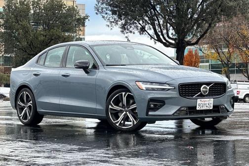 2024 Volvo S60 B5 Plus Dark Theme