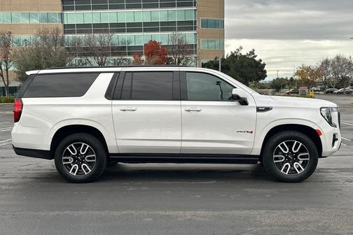2023 GMC Yukon XL 4WD AT4