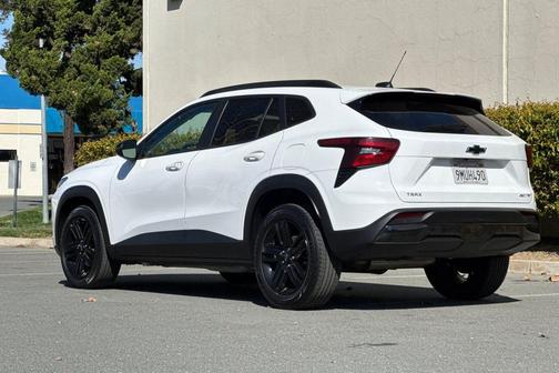 Summit White 2025 Chevrolet Trax FWD ACTIV